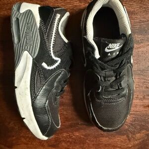 Nike Kids AIRMAX Black and White Sneakers 11.5C